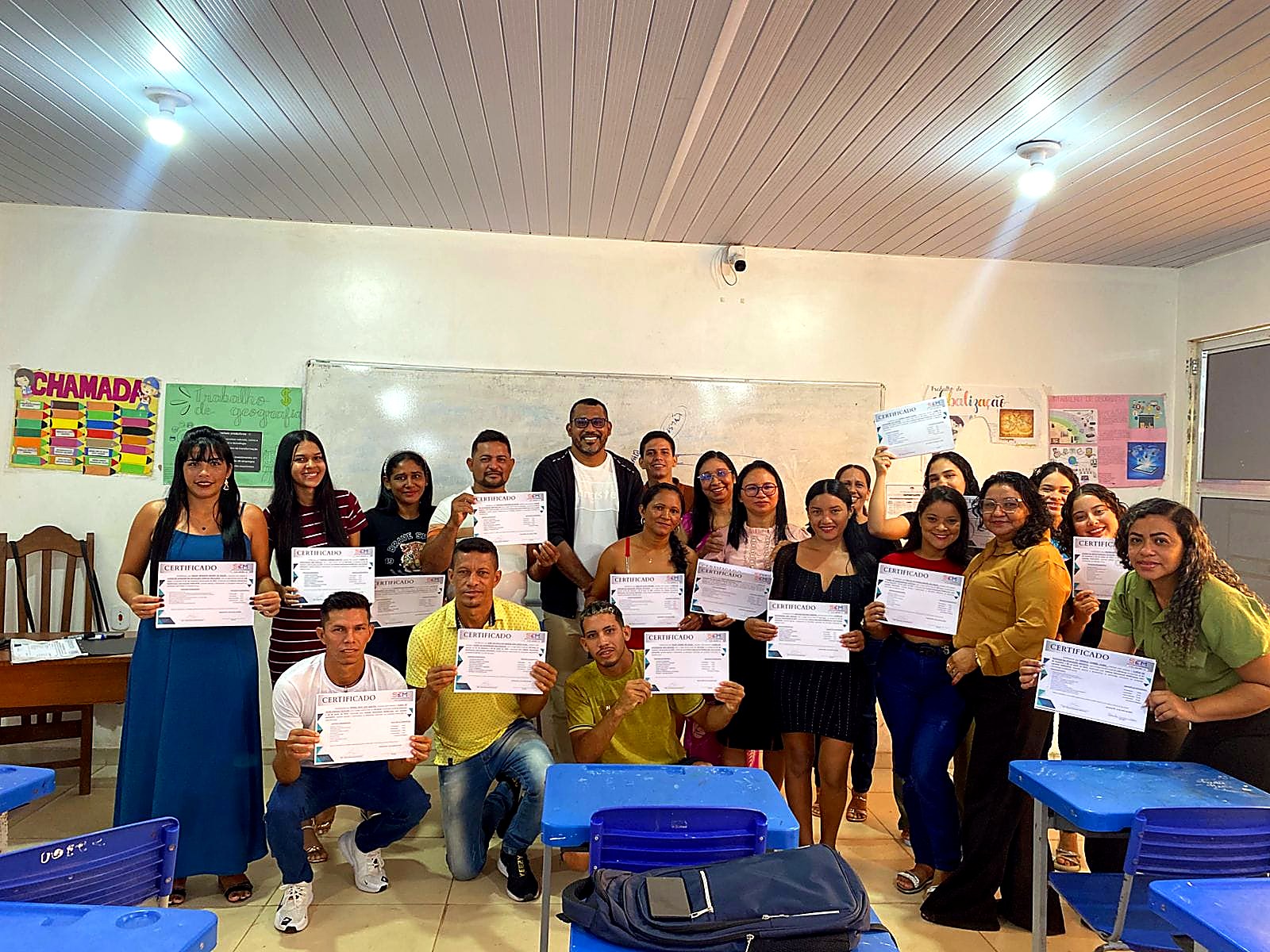 Alunos com seus certificados após o encerramento da turma.