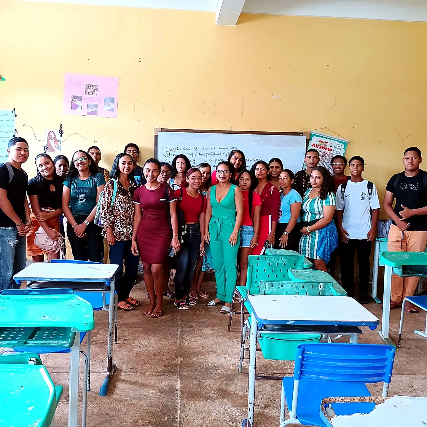 Estudantes reunidos durante as aulas presenciais da instituição.