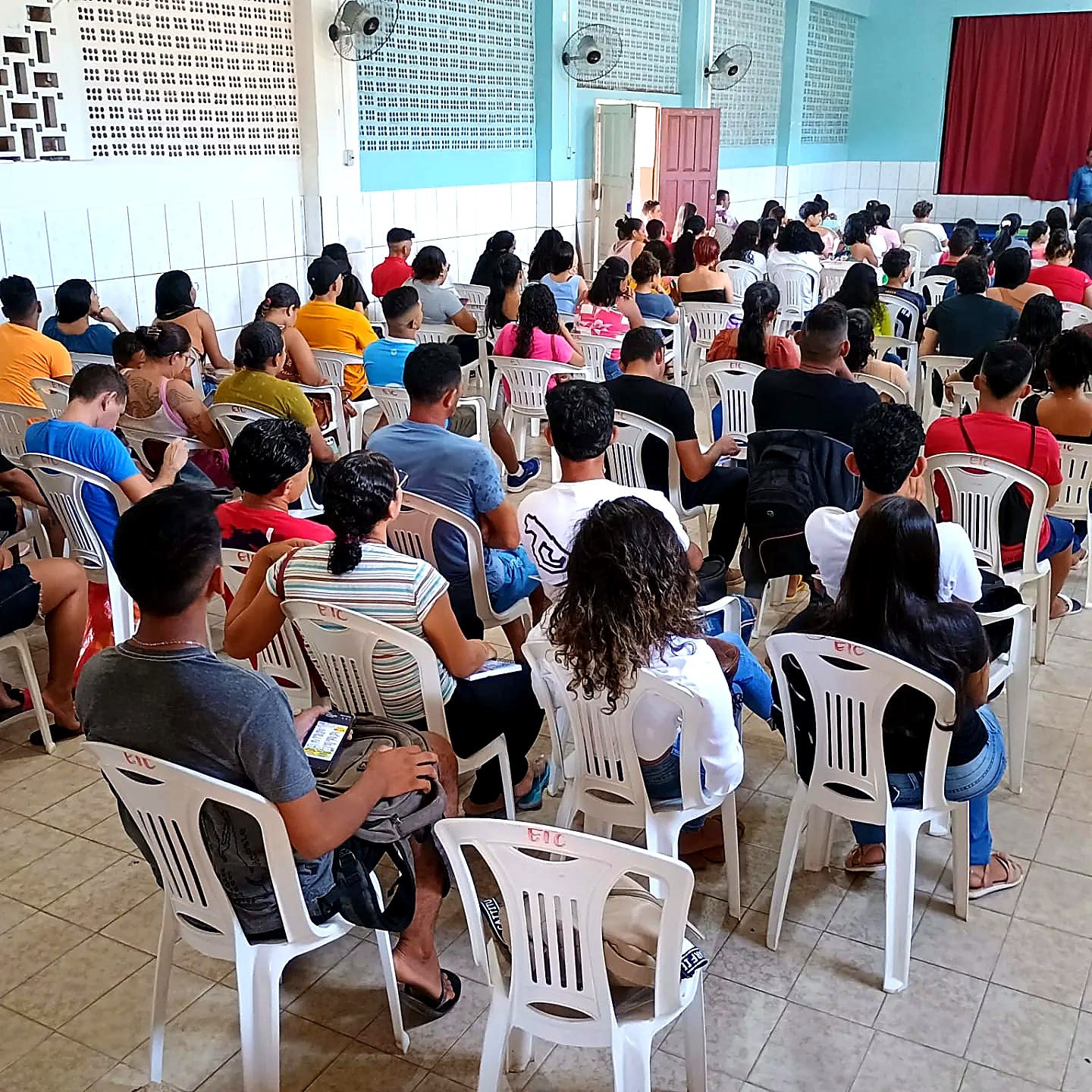 Turmas reunidas em encontros e apresentações abertas.