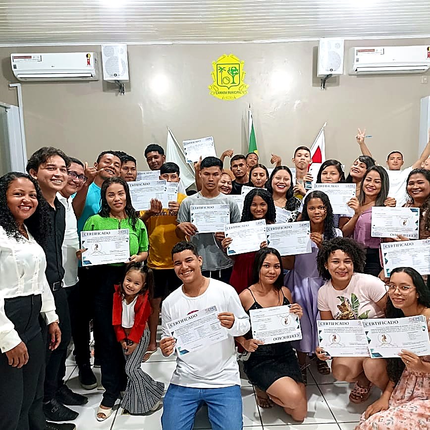 Momento de conclusão de turma com entrega de certificados.