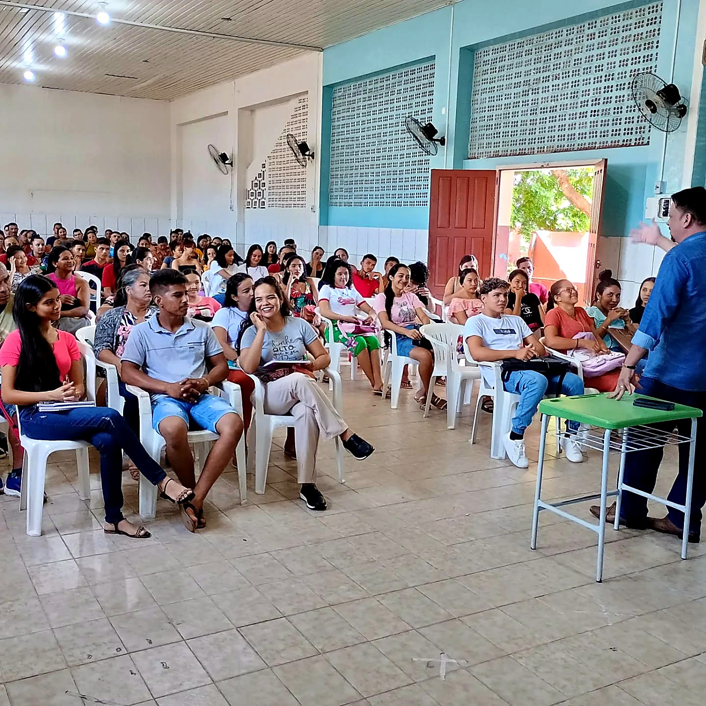 Apresentação sobre cursos e oportunidades educacionais.