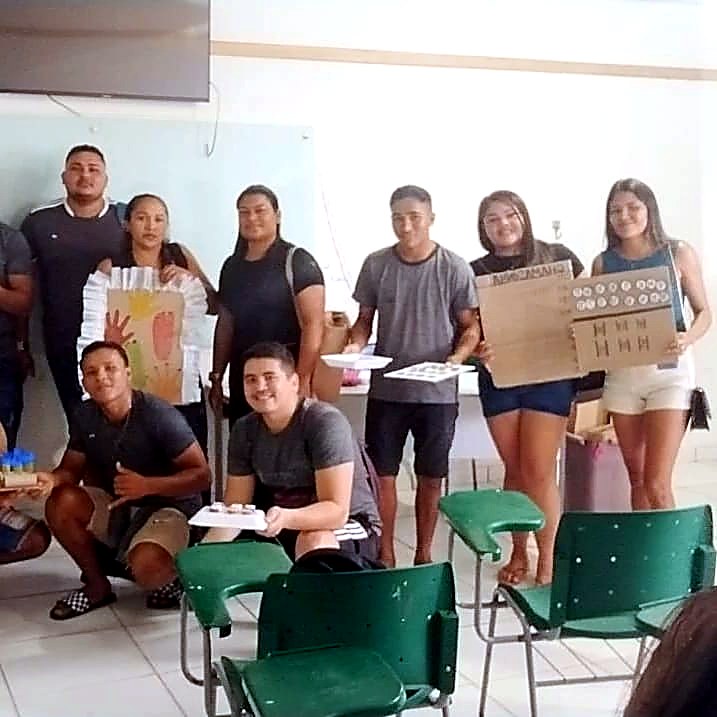 Alunos apresentando trabalhos e atividades desenvolvidas em grupo.